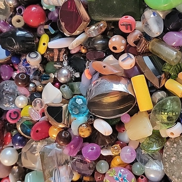 2 Pounds of Mixed Beads - Picture 7 of 8